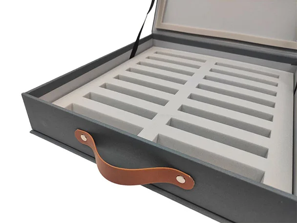 Sample case with classic finishes